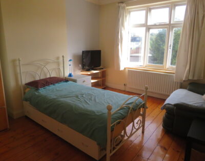 7 mins from Churchill Theatre & Bromley South Station. Double Room – Single Bed. Only 7 minute Walk Away